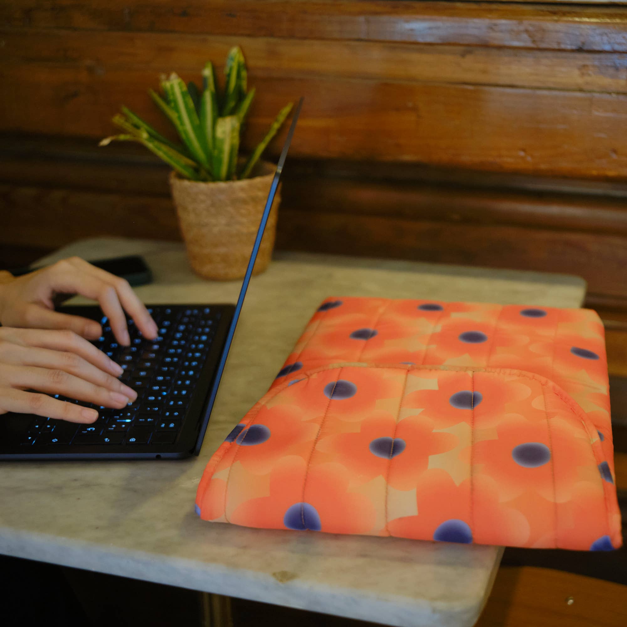 helio-ferretti-housse-matelassee-orange-a-motif-floral-pour-ordinateur-portable-helio-ferretti-dm2