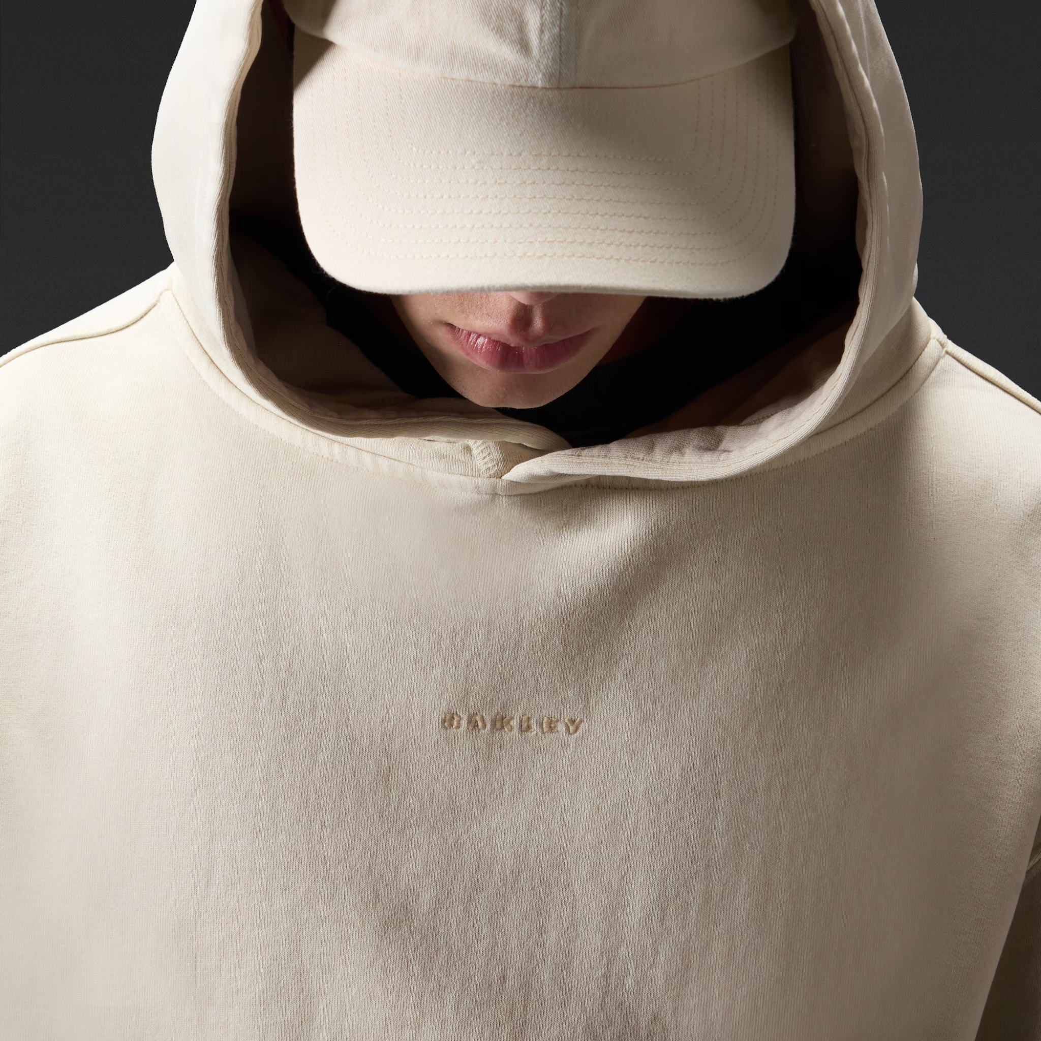 oakley-echo-mod-embroidered-hood-homme-DM2