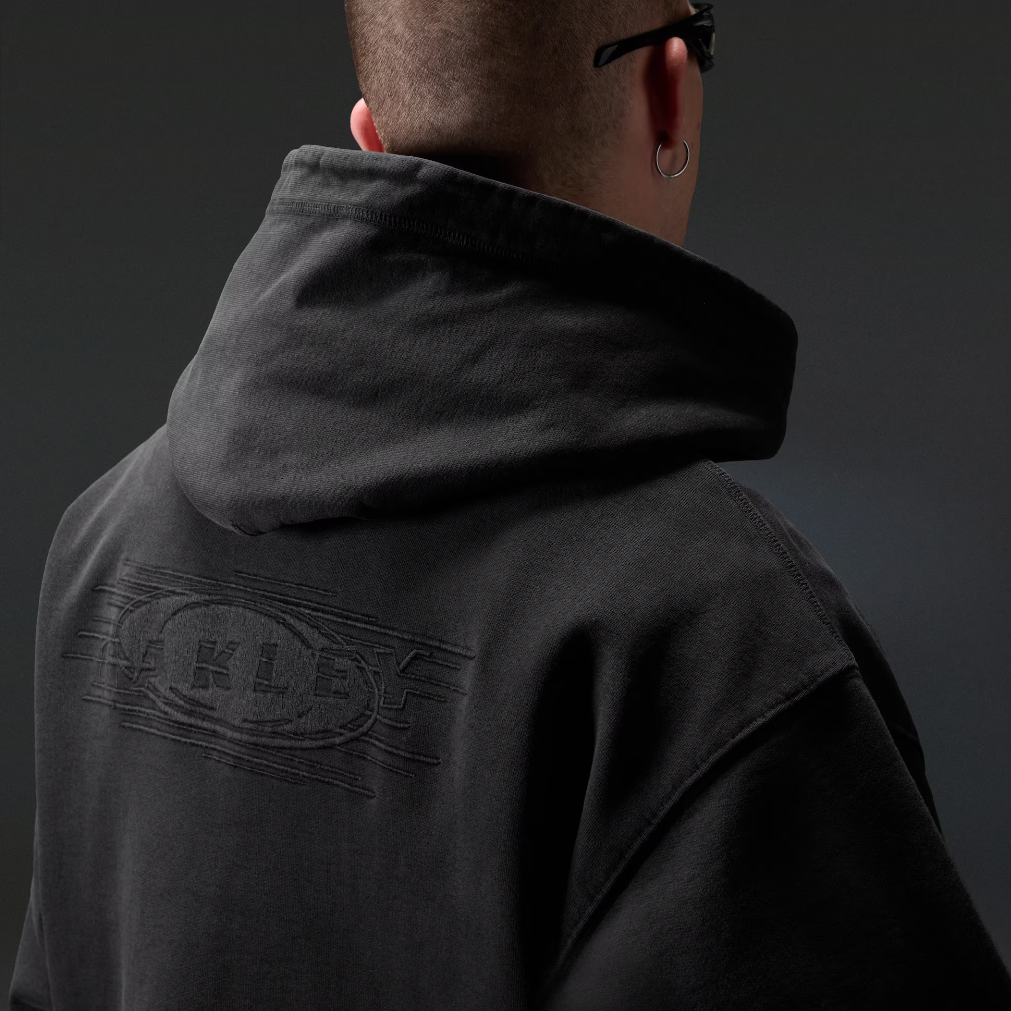 oakley-echo-mod-embroidered-hood-homme-DM2